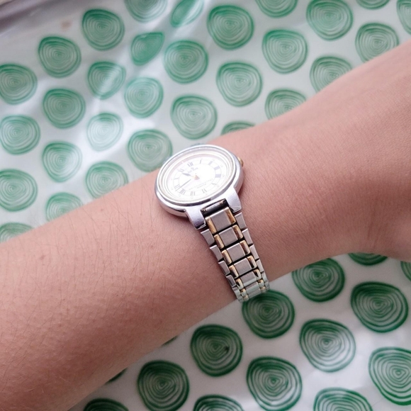 Vintage Lorus Classic Quartz Roman Numerals Watch - Picture 5 of 8